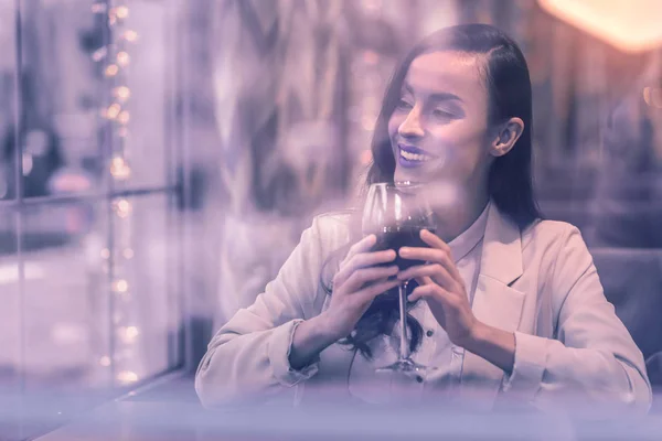 Dromerige Stemming Positieve Vrolijke Vrouw Die Het Raam Kijkt Terwijl — Stockfoto