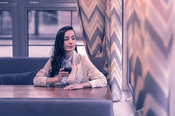 Het Werk Aangename Aardige Vrouw Zittend Het Restaurant Terwijl Ontspannen — Stockfoto