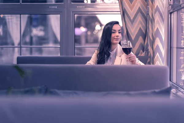 Trevlig Avkoppling Joyful Trevlig Kvinna Dricker Vin Medan Kopplar Restaurangen — Stockfoto