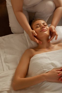 Yararlı prosedür olan nazik bir gülümseme ile Kısmen çıplak çekici bayan