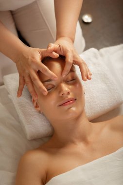 Yumuşak gülümseme ile rahat iyi görünümlü bayan barışçıl yalan