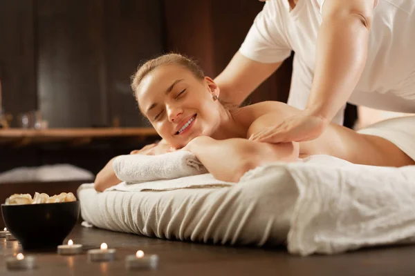 Strålande blond kvinna är i stort humör under Massage session — Stockfoto