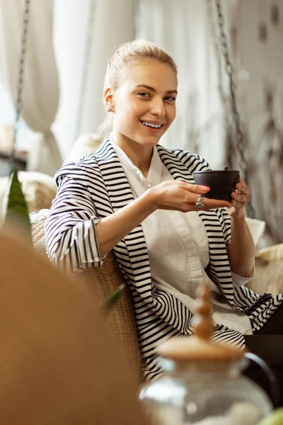 Joyful beautiful lady in stylish outfit enjoying peaceful atmosphere — Stock Photo, Image