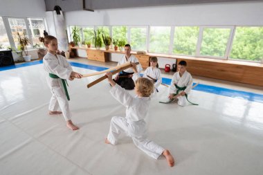 Diz çöküp kendini saldırıdan koruyan çocuk