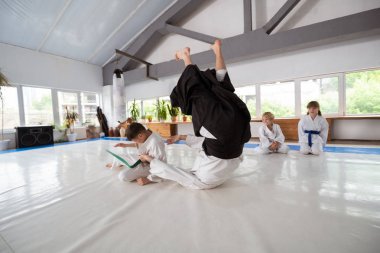 Eğitici ve çocuk dövüş sanatları öğrenirken atar pratik