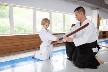 Sarışın saçlı çocuk antrenör jo alırken ciddi hissediyorum