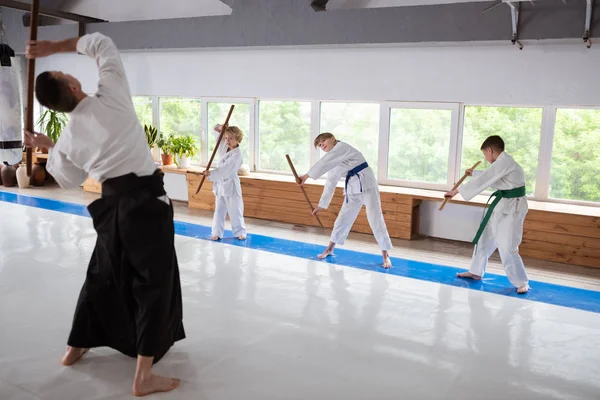 Üç çocuk ilgili duygu ve aikido öğrenme ile ilgilenen