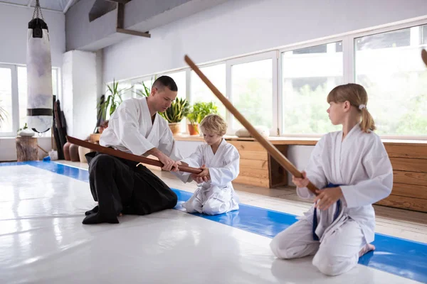 Eğitici çocuklara aikido için Japon silah tutmak için öğretim