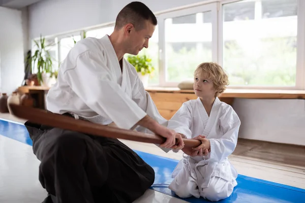 금발 머리 작은 소년 듣는 그의 aikido 교사 — 스톡 사진