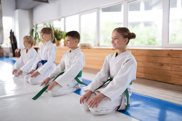 Mädchen mit Friseursalon lächelt beim Training mit Freunden — Stockfoto