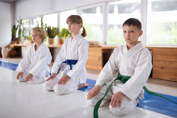 Três crianças se sentindo sério enquanto aprendem aikido — Fotografia de Stock