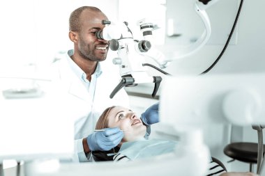 Daha iyi görünüm için makine kullanan profesyonel diş hekimi