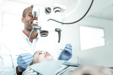 Afro-Amerikan stomatolojist çalışmalarında özel ekipman keşfetmek