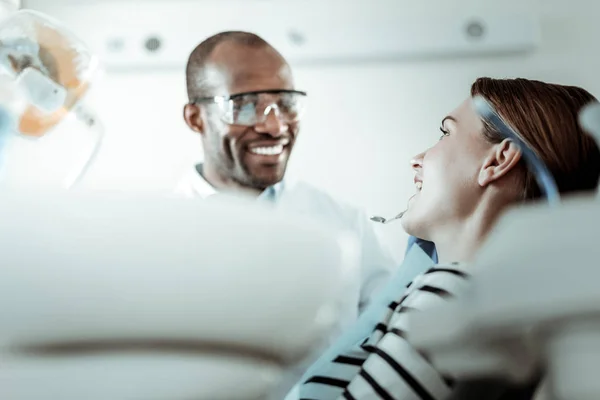 Estomatólogo con dientes blancos poniendo sus herramientas en la boca — Foto de Stock