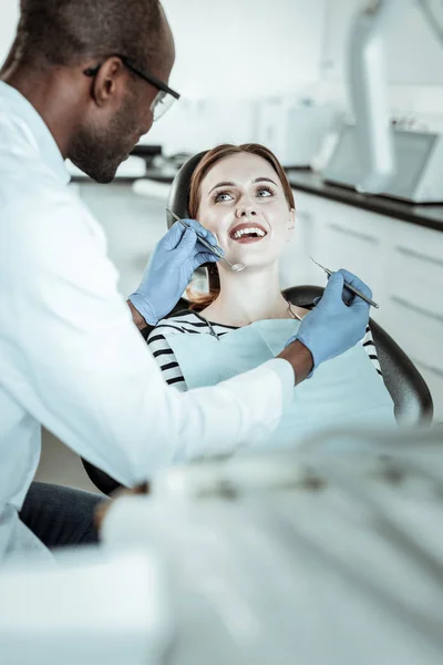 Gengibre arrumado mulher ter dentista consulta e mostrando ela dentes — Fotografia de Stock