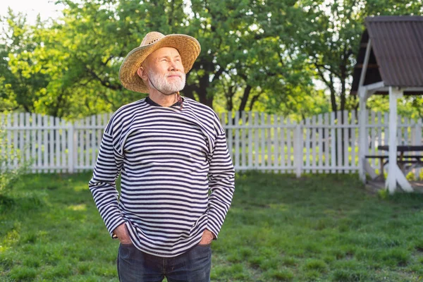 Γκρίζα μαλλιά συνταξιούχος άνθρωπος απολαμβάνει τη φύση, ενώ στέκεται έξω — Φωτογραφία Αρχείου