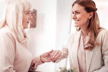 Yaşlı pozitif gülümseyen sarışın kadın muhteşem duygu