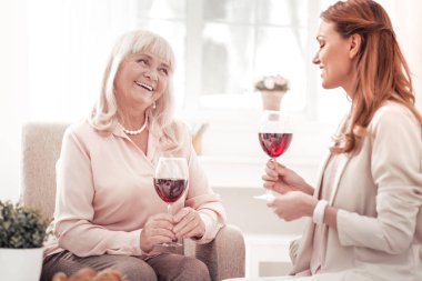 Anne ve kızı birlikte büyük zaman geçiriyor