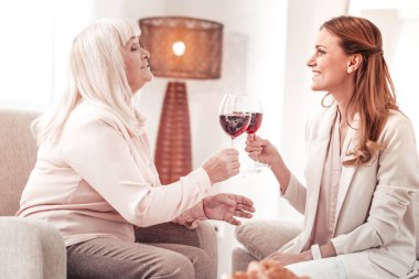 Yaşlı sarışın bayan kızı için bir tost söyleyerek