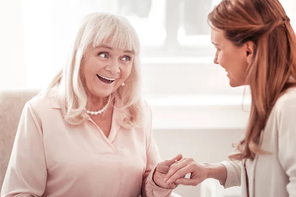 Oudere elegante vrouw met een ketting gevoel geamugebruikt — Stockfoto