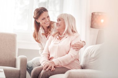 İnanılmaz anne ve kızı birbirlerine şefkatle gülümseyen