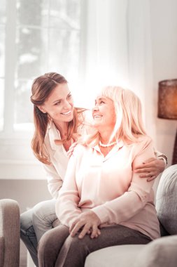 Güzel anne ve kızı birbirlerine mutlu bir şekilde gülümseyerek