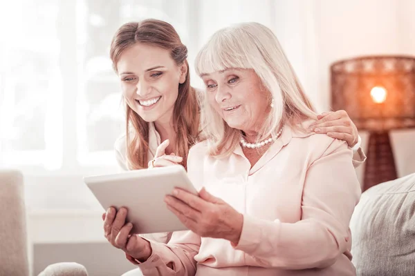 Madre e hija mirando las fotos en las redes sociales — Foto de Stock