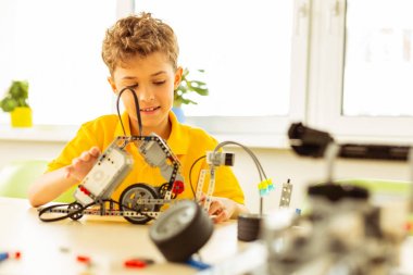 Mutlu güzel çocuk robot inşaat sürecinde zevk