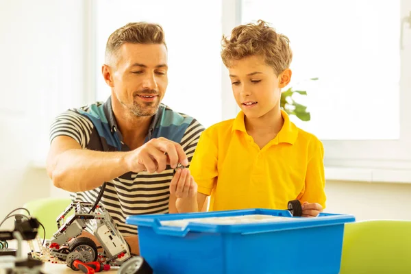 Alegre buen padre e hijo construyendo juguetes juntos — Foto de Stock