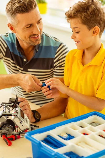 Joyful bom menino dando um detalhe construtor para seu pai — Fotografia de Stock