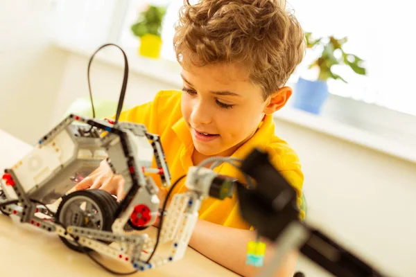 Carino piacevole ragazzo guardando il suo finito progetto — Foto Stock