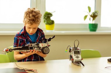 Güzel konsantre çocuk onun projesi hakkında düşünme