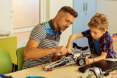 Oğluyla oturan güzel sakallı adam