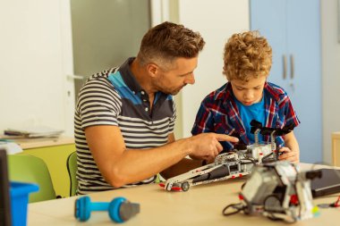 Güzel sakallı adam parmağıyla işaret