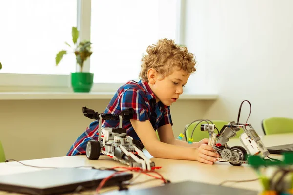 テーブルに立つ深刻なかわいい少年 — ストック写真