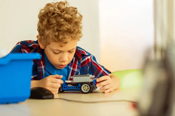 Niño inteligente pensando en el modelo de coche — Foto de Stock