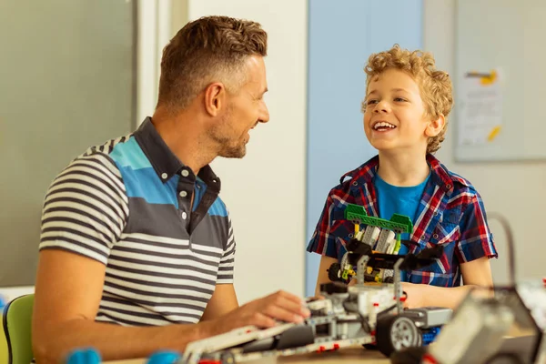 Feliz feliz padre e hijo divirtiéndose juntos — Foto de Stock