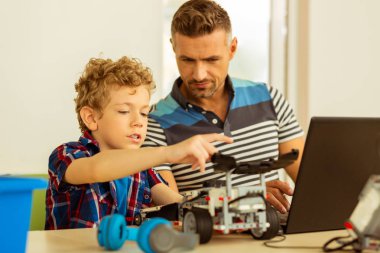 Bilgi teknolojisi okuyan güzel akıllı genç çocuk