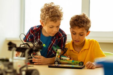 Güzel ciddi çocuklar düzeni bakarak