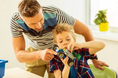 Sevimli hoş çocuk araba düzeltmek için çalışıyor