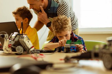 Bir araba ile oynayan güzel genç çocuk