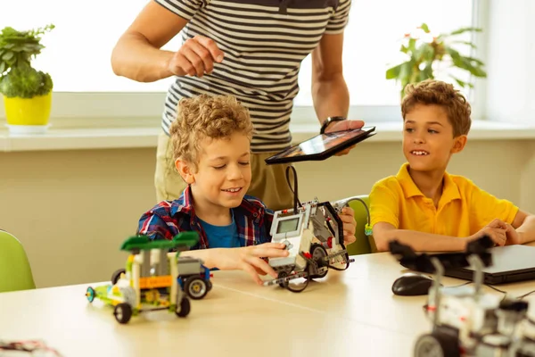 Positivo ragazzi felici di andare alla scuola tecnica — Foto Stock