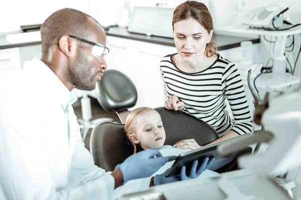 Dentista experiente usando tablet para melhor demonstração — Fotografia de Stock