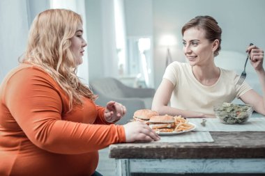 Sağlıklı yaşam örneği gösteren güzel kız