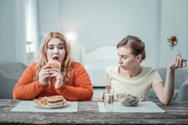 Konsantre uzun saçlı kız arkadaşını dinliyor