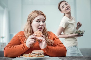 Olumlu memnun ince kadın arkadaşına gülüyor