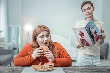 Özenli tombul kız meslektaşını dinliyor