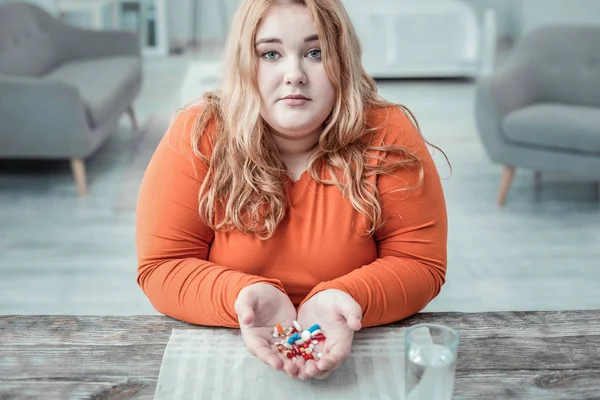 Encantadora mujer con sobrepeso que demuestra sus píldoras — Foto de Stock