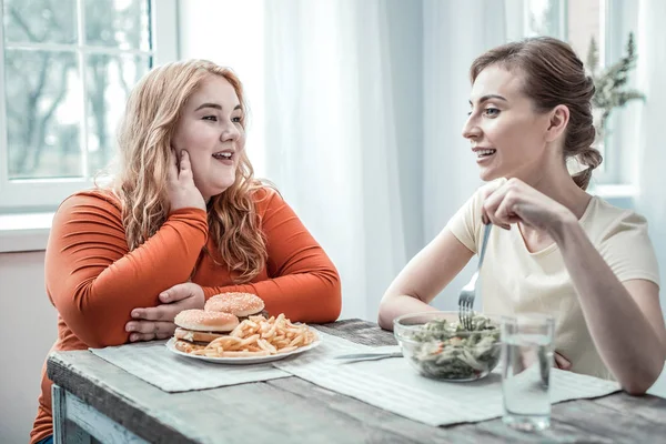 Chicas amigables hablando de dietas y comida — Foto de Stock