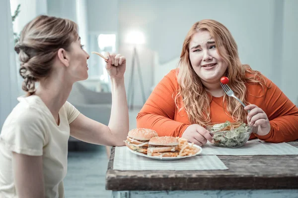 Sottile femmina mostrando che nulla è impossibile — Foto Stock